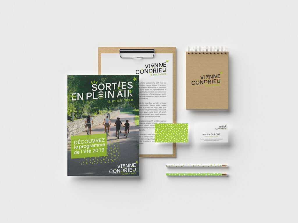 Mockup d'éléments de branding - papeterie, carnets, goodies et cartes de visite - création graphique avicom Lyon